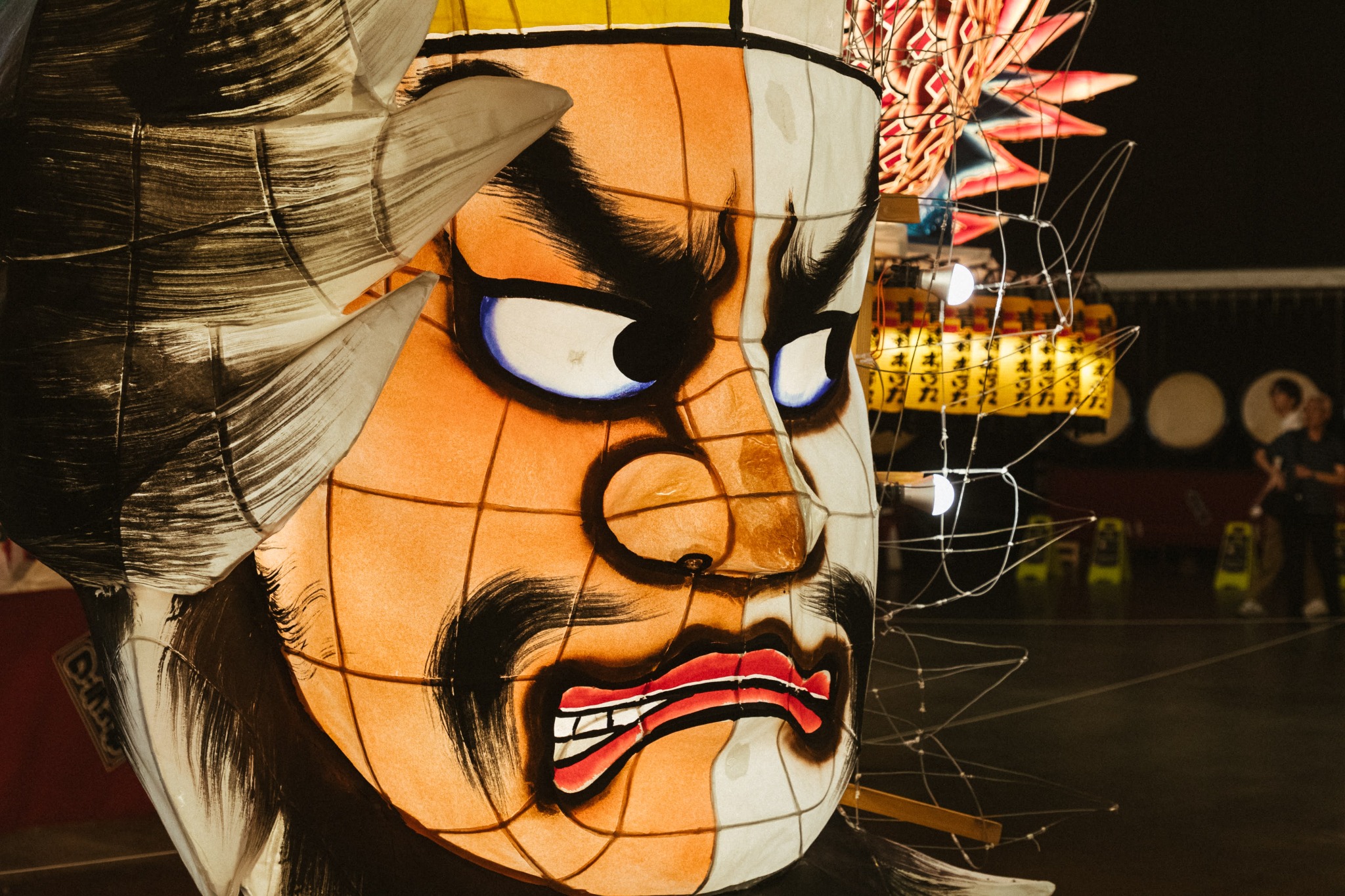 夜の闇に迫る青森ねぶたの横顔