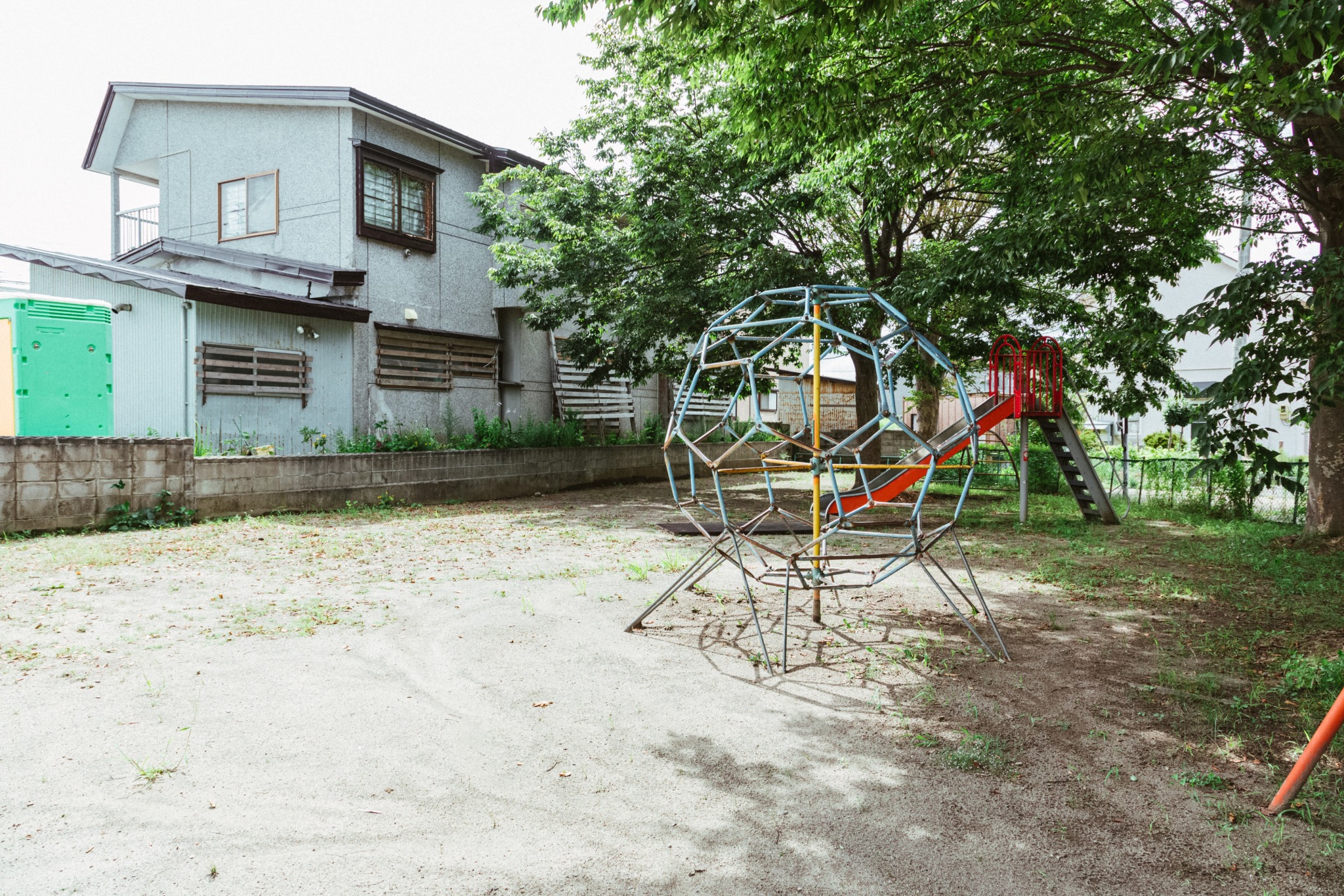 木陰の小さな公園に残された丸い遊具