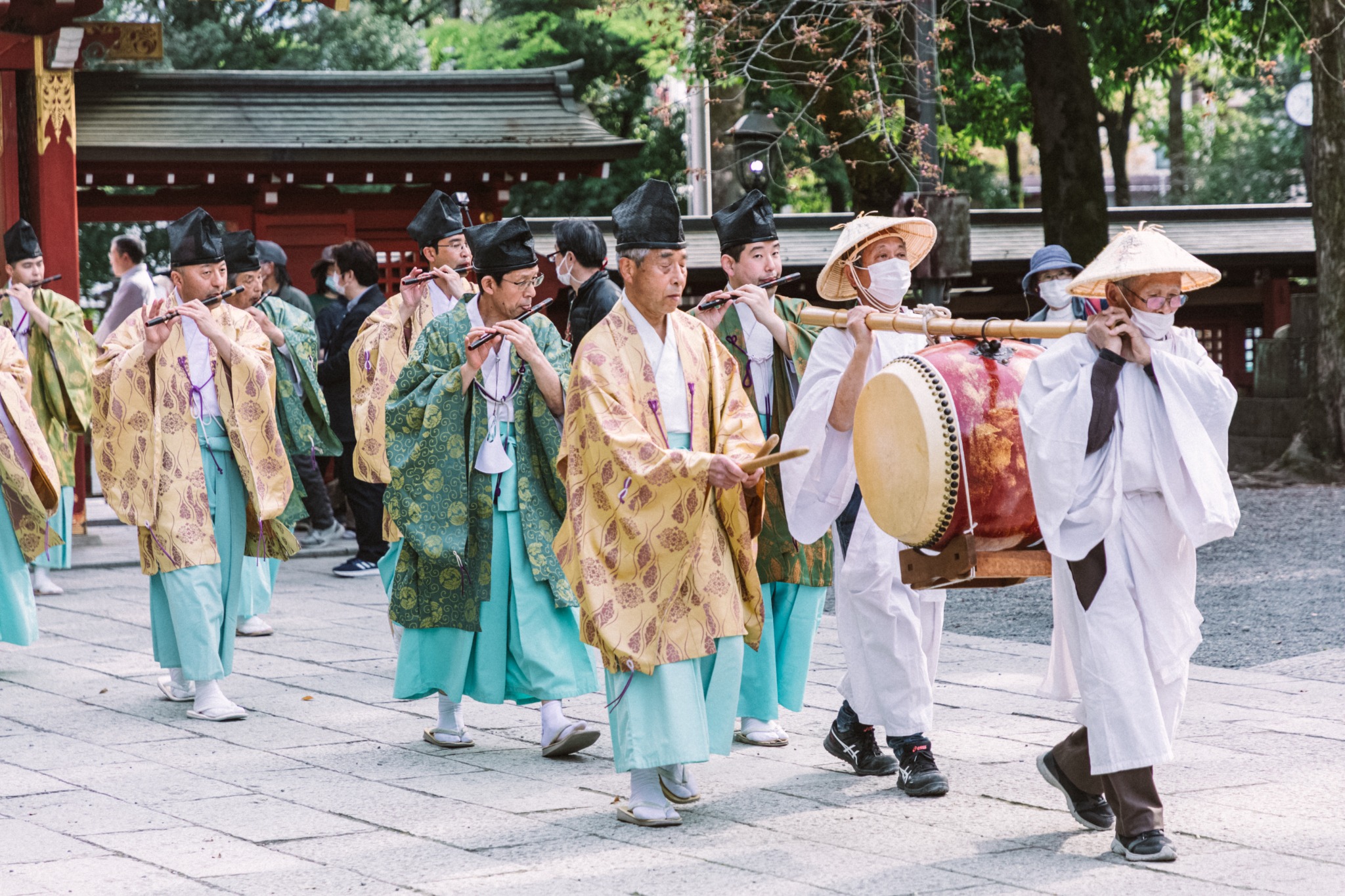 木立の中を進む祭礼の行列