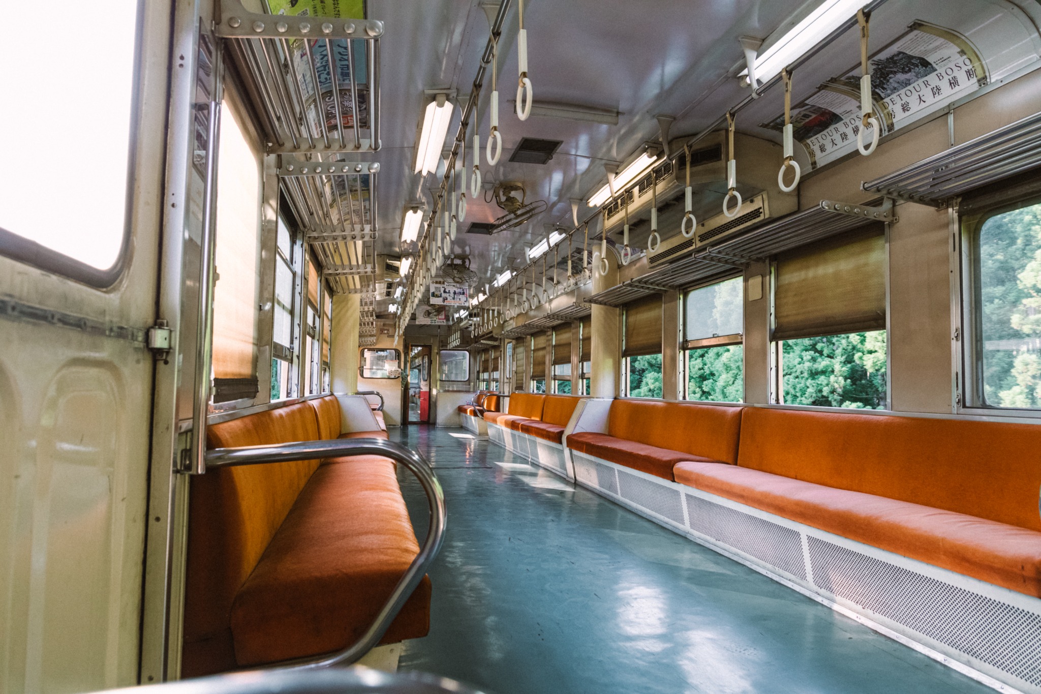 木漏れ日が入る静かな列車の車内