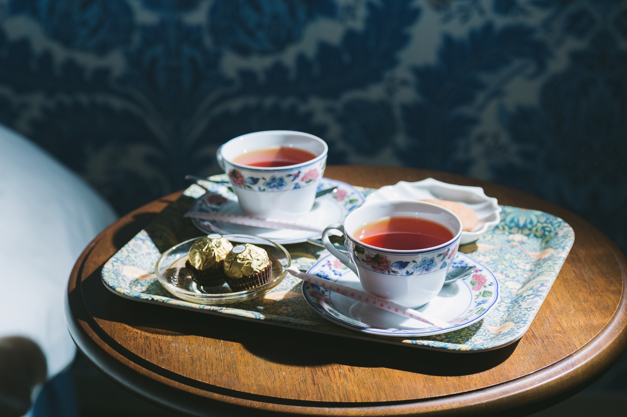 窓辺の丸いテーブルに置かれた二客の紅茶