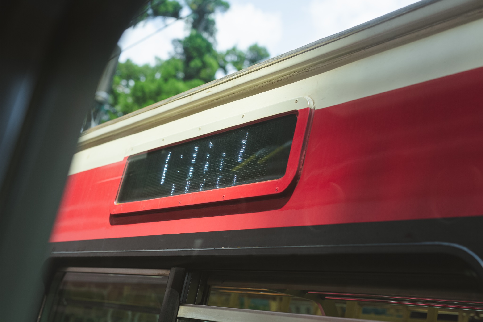 光の中を走る赤い列車の側面