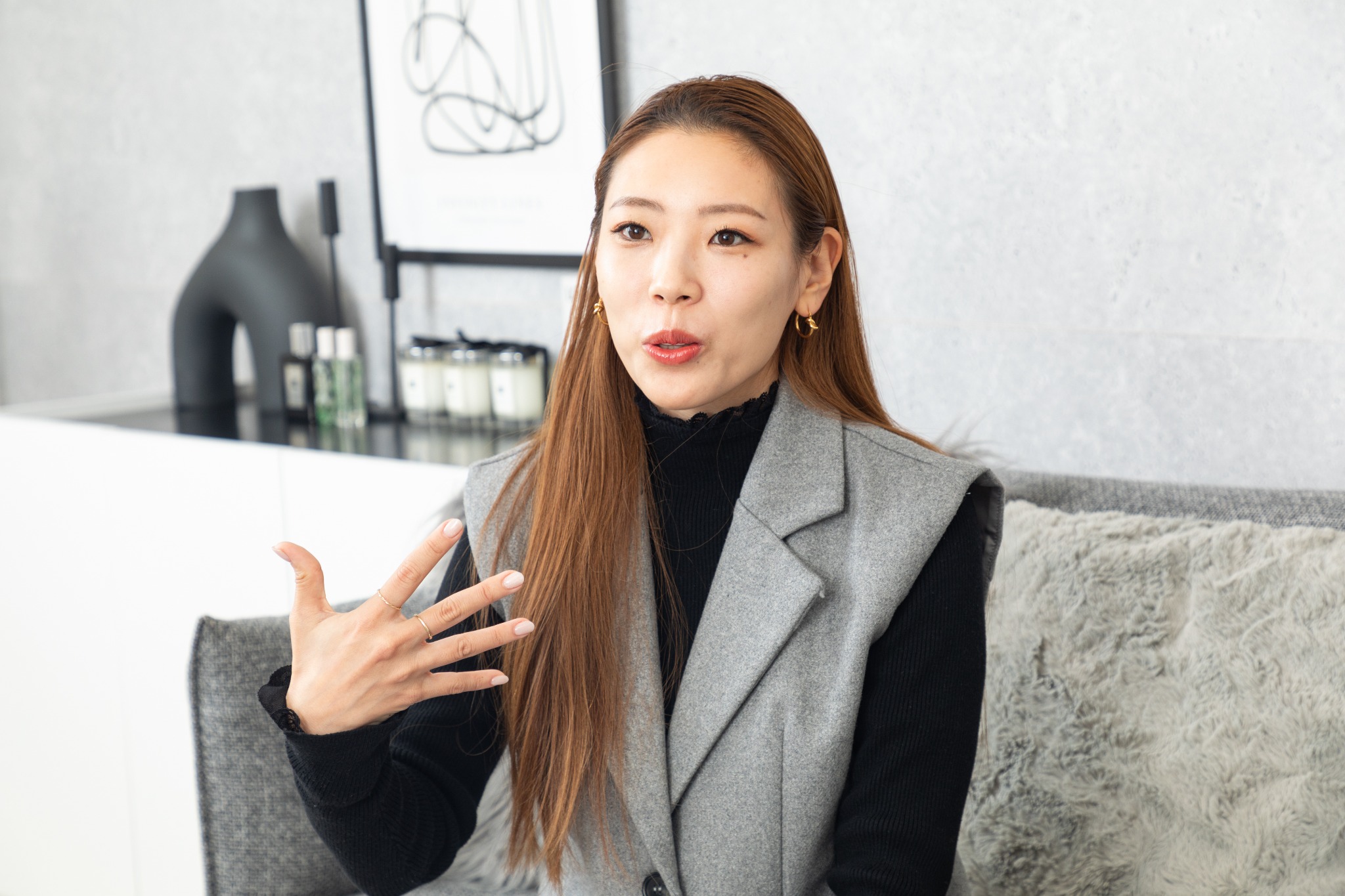 明るい室内で話す女性のインタビュー写真