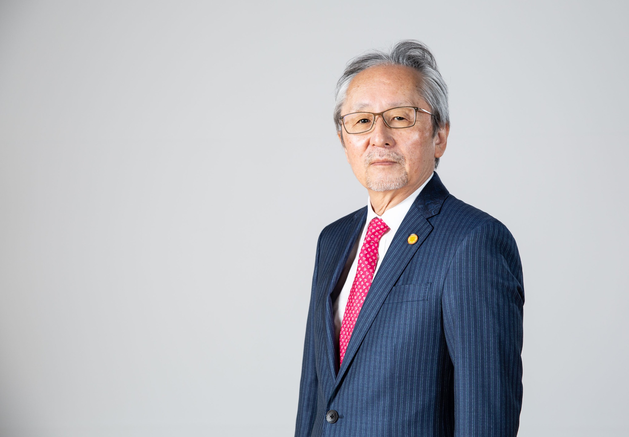 明るい背景で撮影した経営者のポートレート