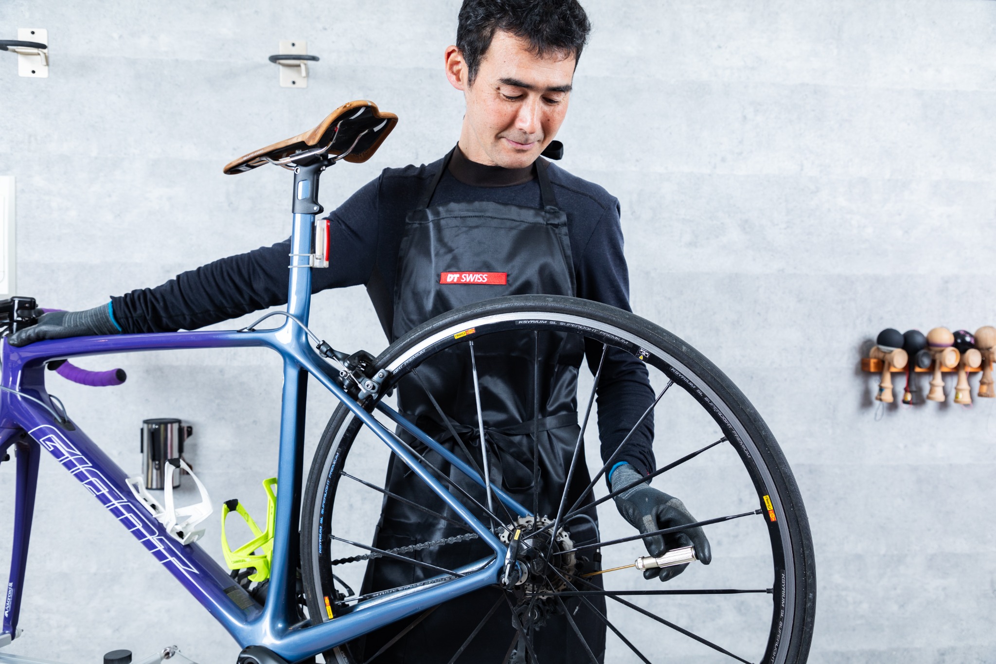 自転車を整備するスタッフの仕事風景