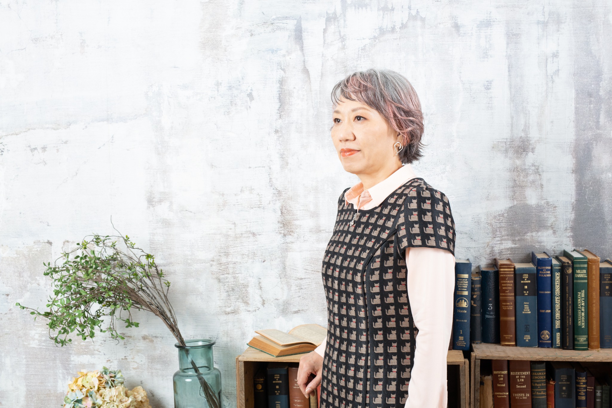 本と植物を配した空間で撮影した人物ポートレート