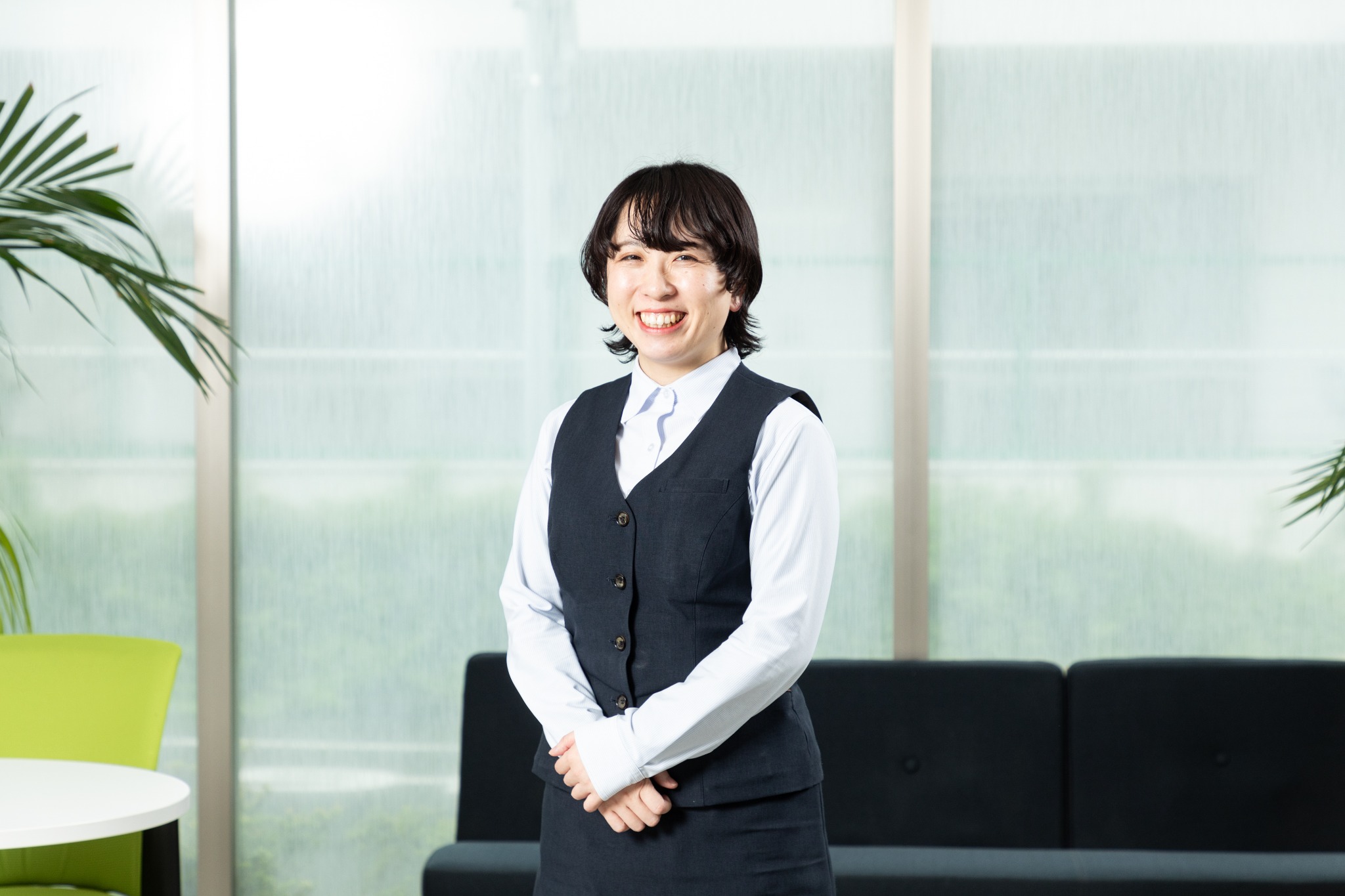 明るいオフィスで微笑む社員の採用ポートレート
