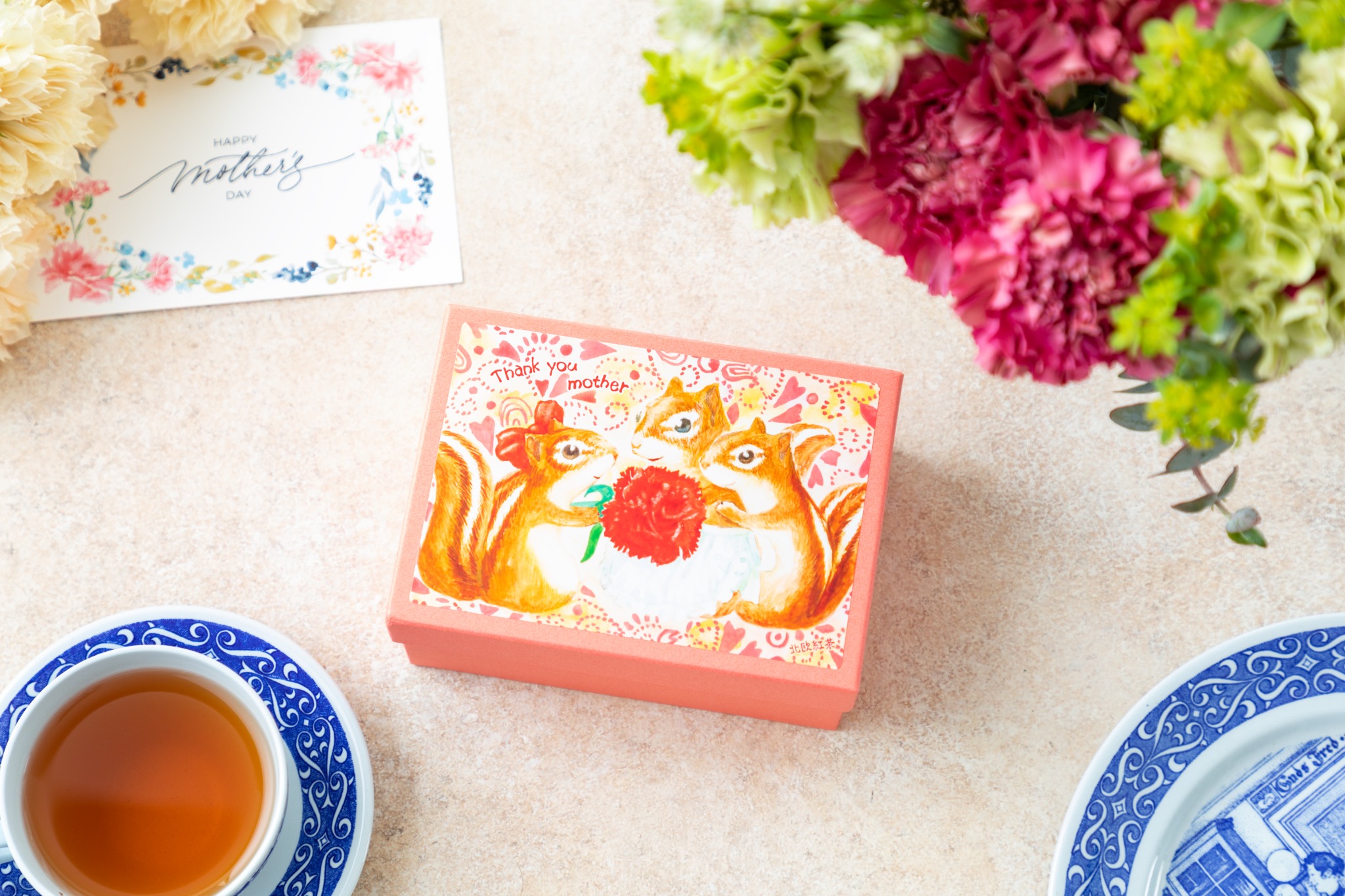 花と紅茶を添えた母の日ギフトの商品写真
