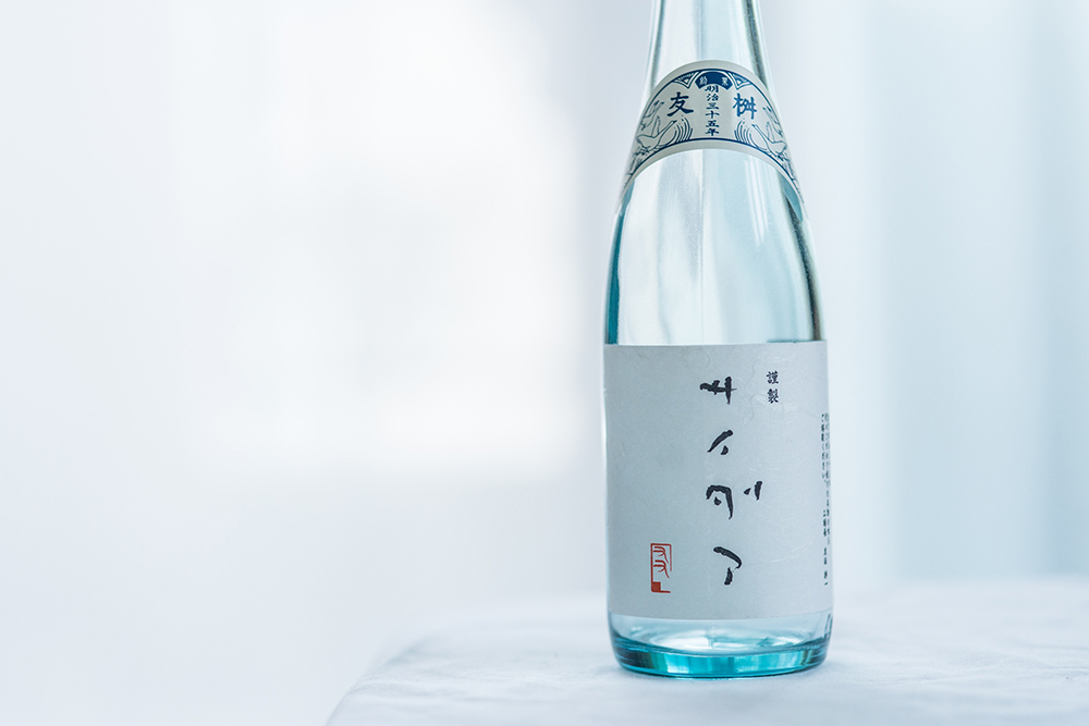 淡い光の中に置かれた透明感のある日本酒瓶