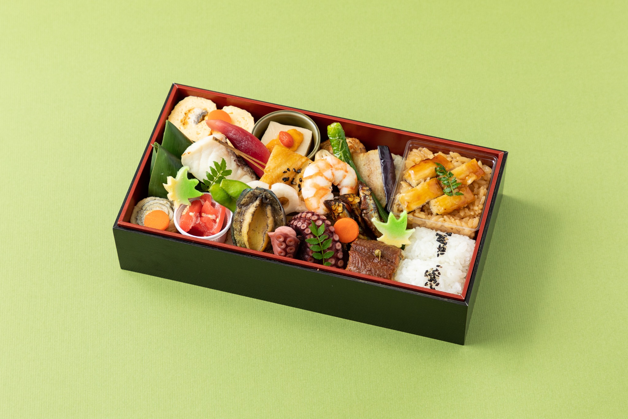 淡い緑の背景で撮影した彩り豊かな弁当