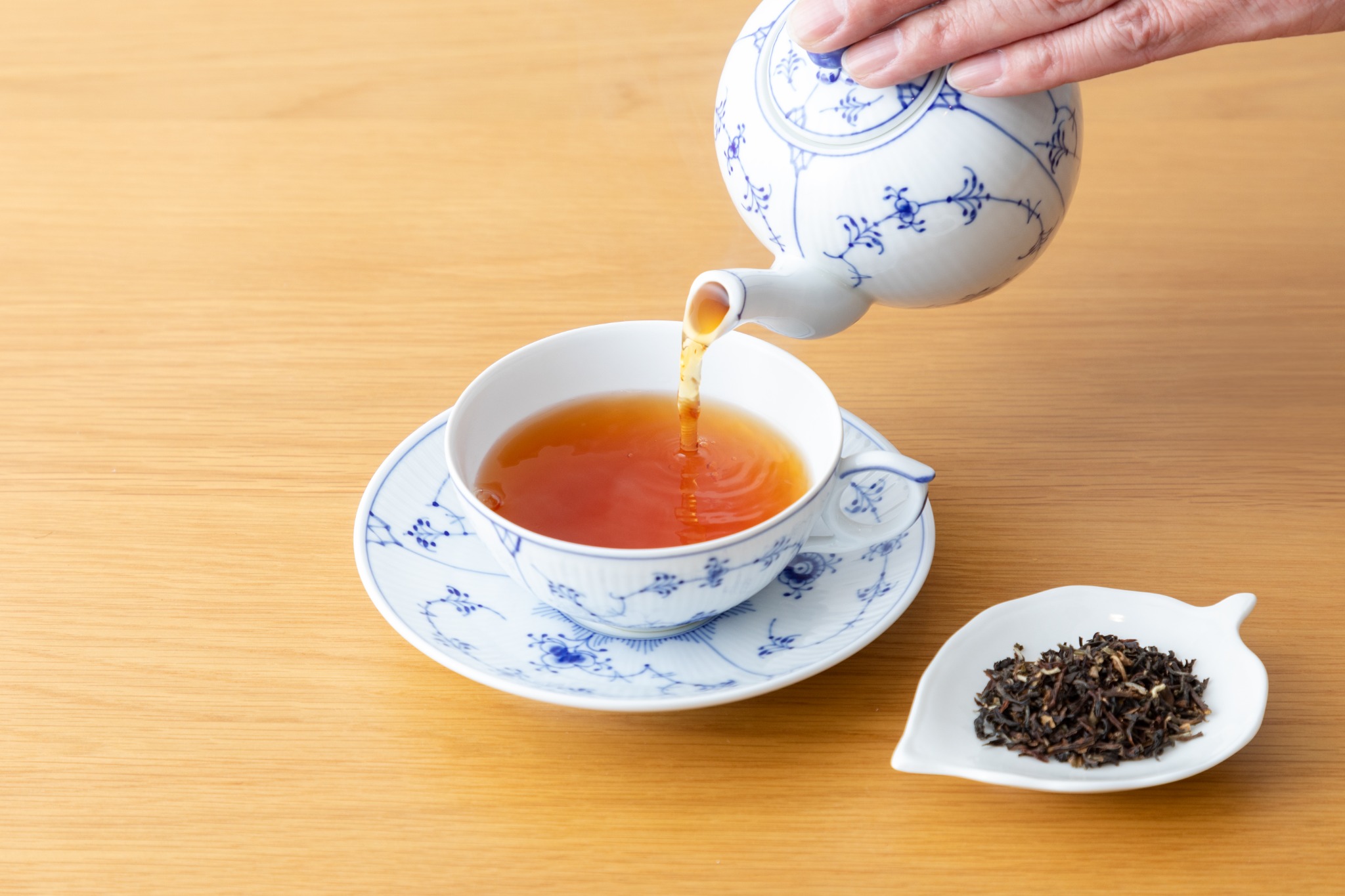 ティーポットから紅茶を注ぐ商品イメージ