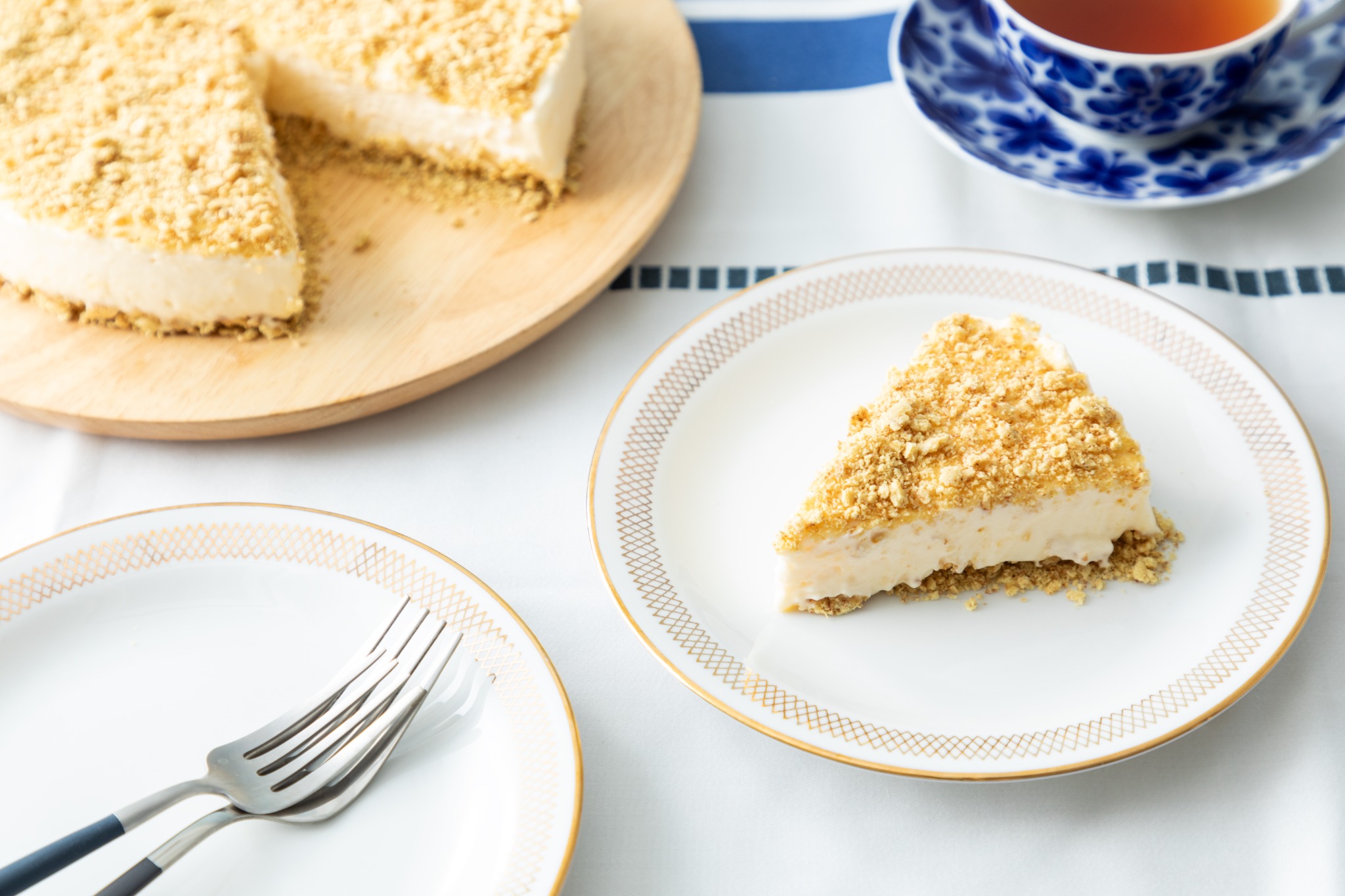 紅茶とケーキを組み合わせたテーブルイメージ