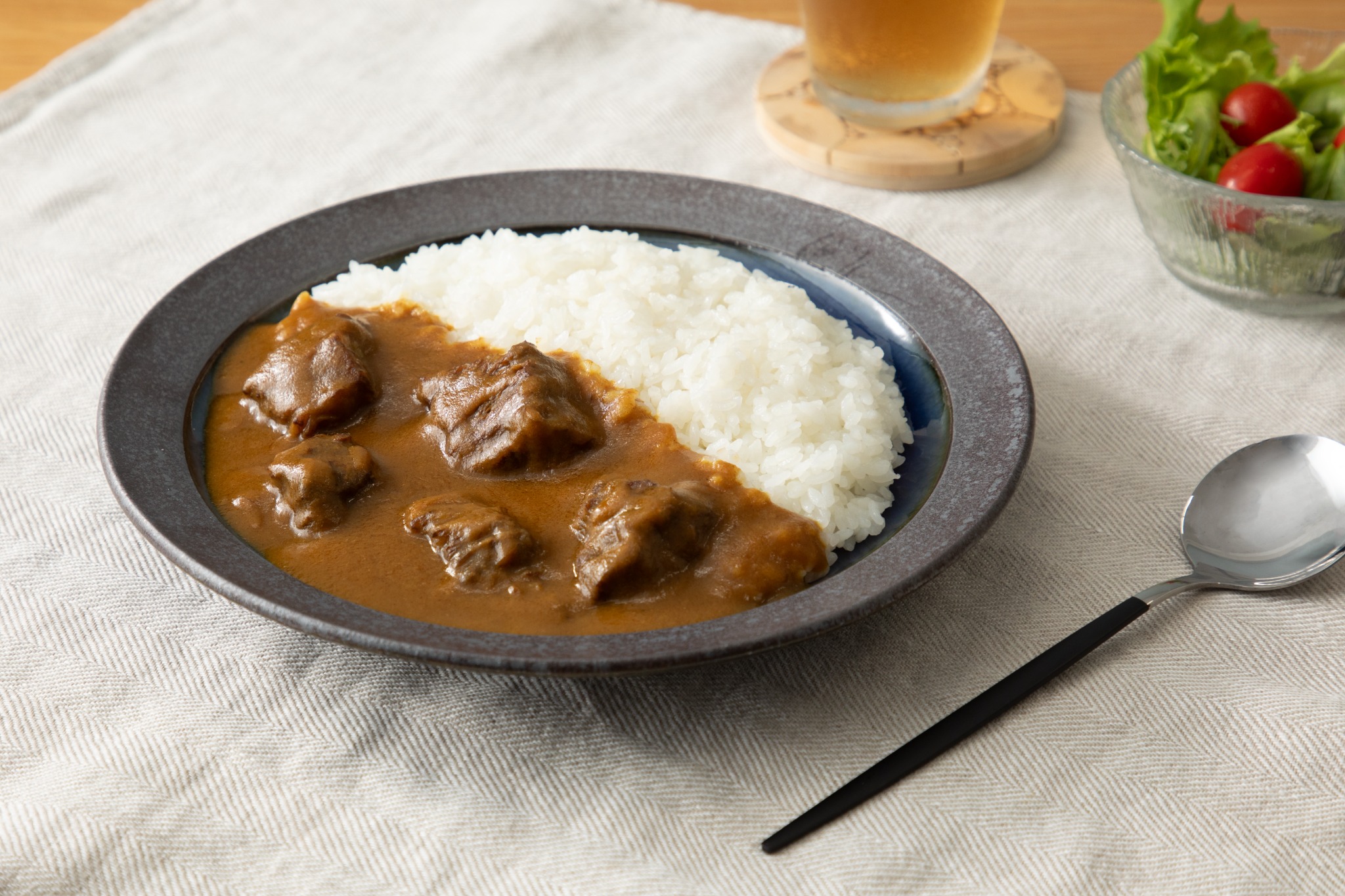 白いクロスの上に盛り付けたカレーライス