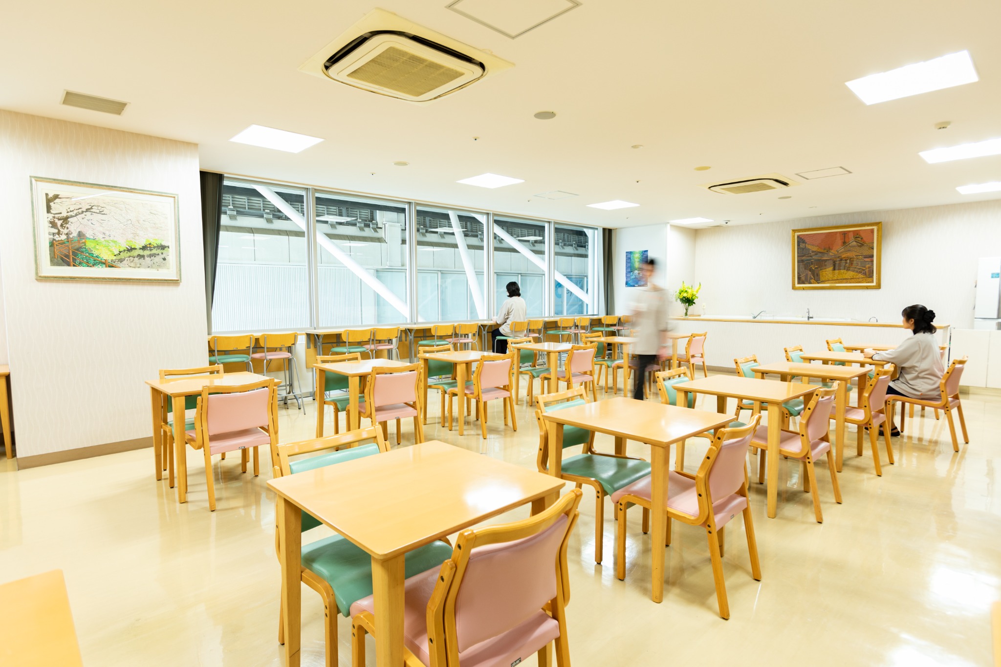 自然光が入る施設の食堂